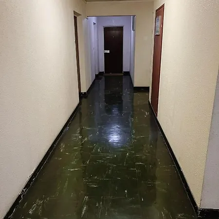 Near Subway And Supermarket باريس